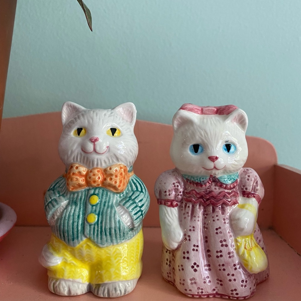 Avon collectibles 1992 Cat couple salt & pepper shakers